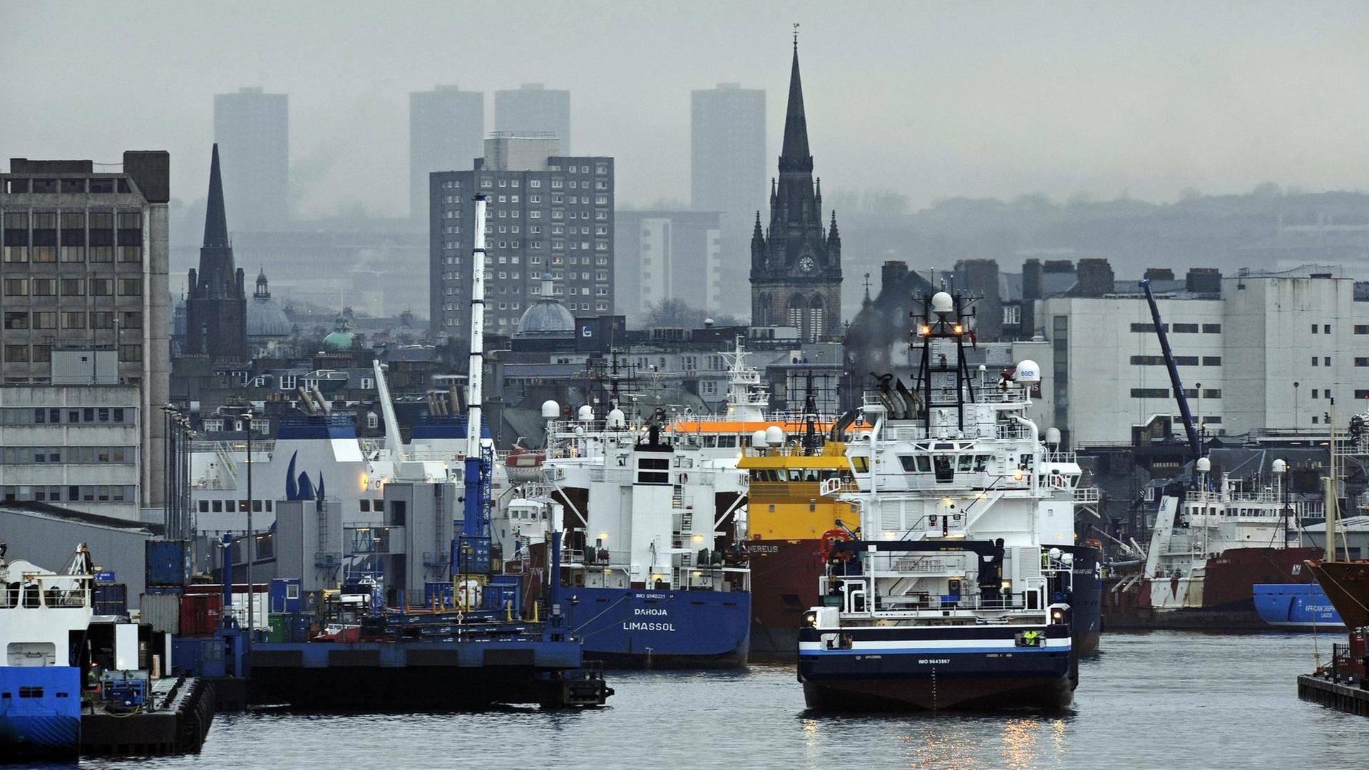 Schiffe liegen im Hafen der schottischen Stadt Aberdeen Schiffe liegen im Hafen der schottischen Stadt Aberdeen