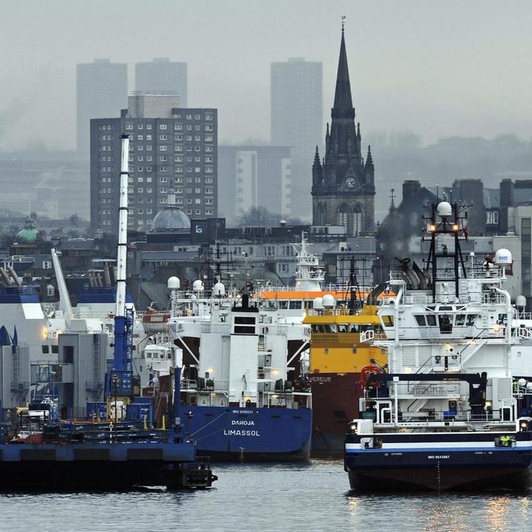 Schiffe liegen im Hafen der schottischen Stadt Aberdeen