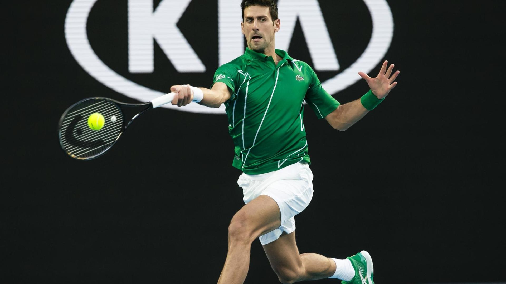 Novak Djokovic schlägt einen Tennis-Ball. Novak Djokovic schlägt einen Tennis-Ball.