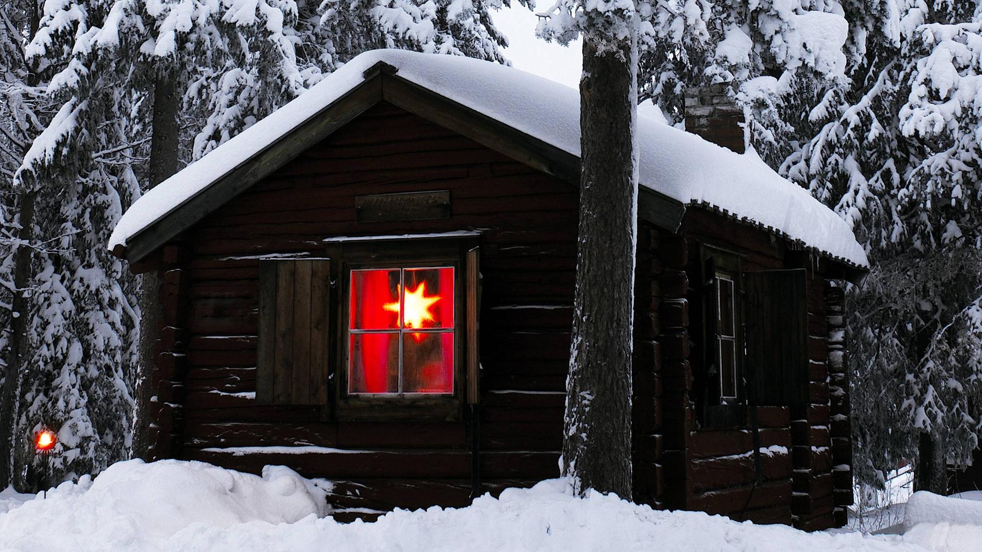 Blockhütte in einem verschneiten Wald in Gällivare - Schwedisch-Lappland Blockhütte in einem verschneiten Wald in Gällivare - Schwedisch-Lappland