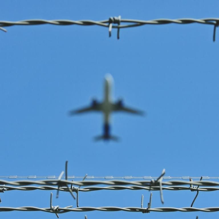 Symbolbild "Abschiebeflug"