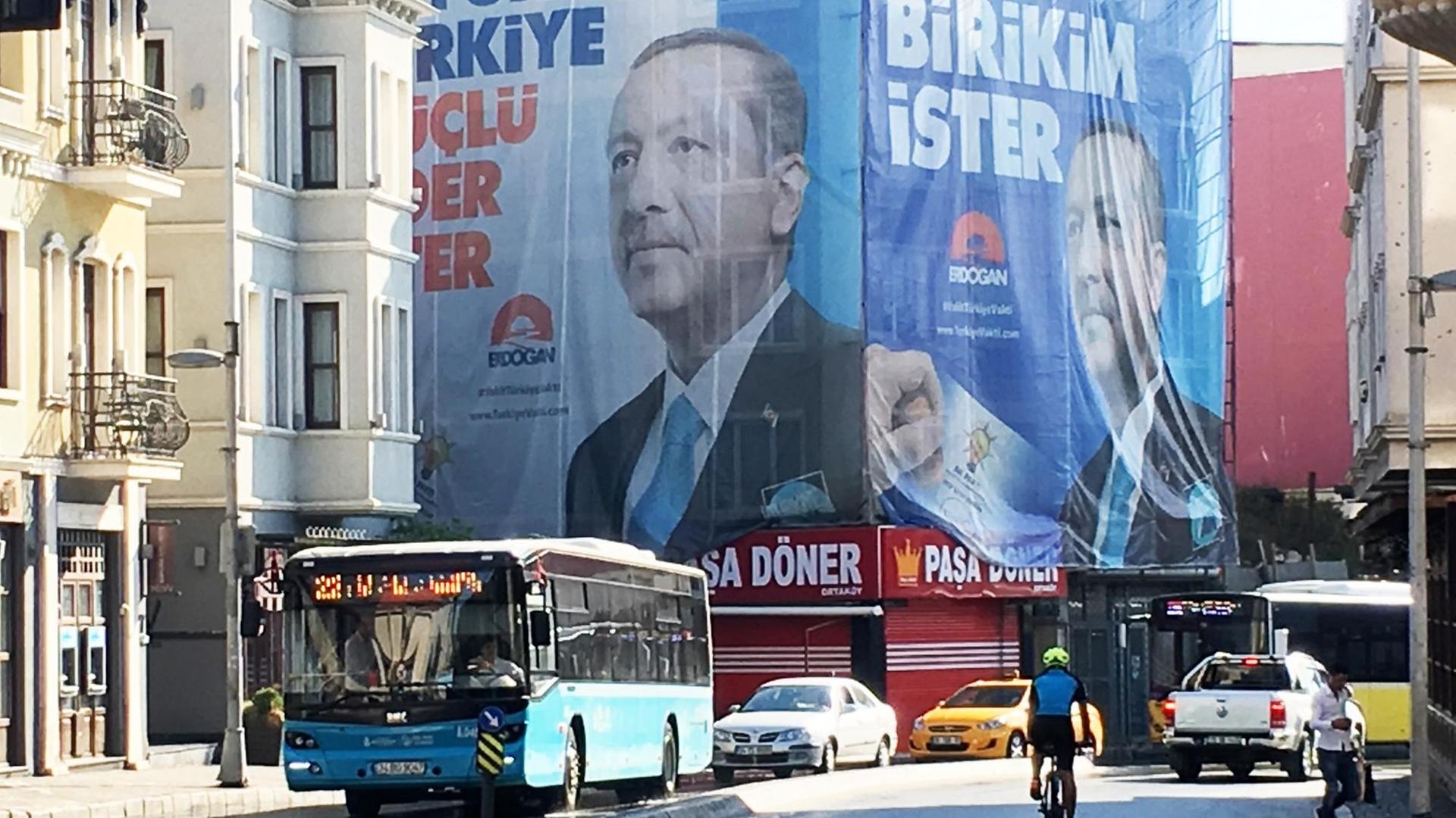 Zwei riesige Wahlkampfplakate an Häusern in Istanbul für die Wiederwahl von Präsident Erdoğan. Zwei riesige Wahlkampfplakate an Häusern in Istanbul für die Wiederwahl von Präsident Erdoğan.