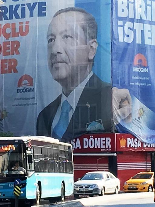 Zwei riesige Wahlkampfplakate an Häusern in Istanbul für die Wiederwahl von Präsident Erdoğan.