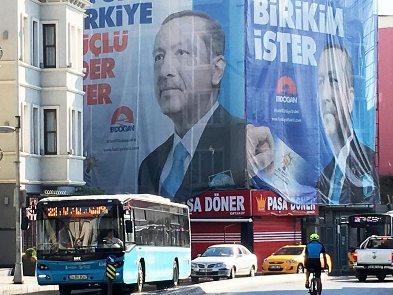 Zwei riesige Wahlkampfplakate an Häusern in Istanbul für die Wiederwahl von Präsident Erdoğan.
