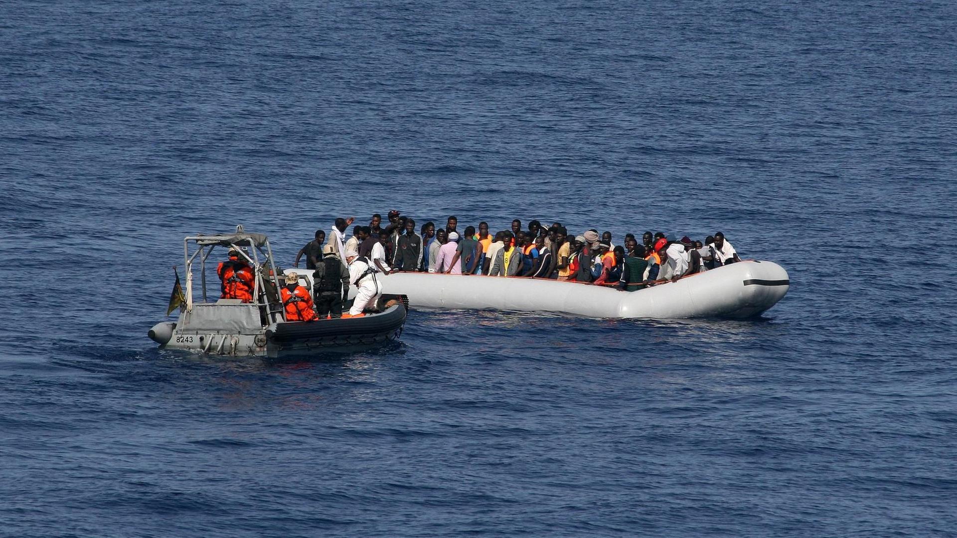Schiffbrüchige werden am 5.10.15 ca. 30 Seemeilen nordöstlich von Tripolis (Libyen) von Soldaten der Bundeswehr per Speedboot zur Fregatte Schleswig-Holstein gebracht. Schiffbrüchige werden am 5.10.15 ca. 30 Seemeilen nordöstlich von Tripolis (Libyen) von Soldaten der Bundeswehr per Speedboot zur Fregatte Schleswig-Holstein gebracht.