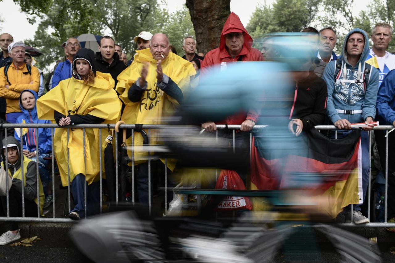 Fans cheer near the finish line during a 14 km individual time-trial, the first stage of the 104th edition of the Tour de France cycling race on July 1, 2017 in and around Dusseldorf, Germany. / AFP PHOTO / Jeff PACHOUD Fans cheer near the finish line during a 14 km individual time-trial, the first stage of the 104th edition of the Tour de France cycling race on July 1, 2017 in and around Dusseldorf, Germany. / AFP PHOTO / Jeff PACHOUD