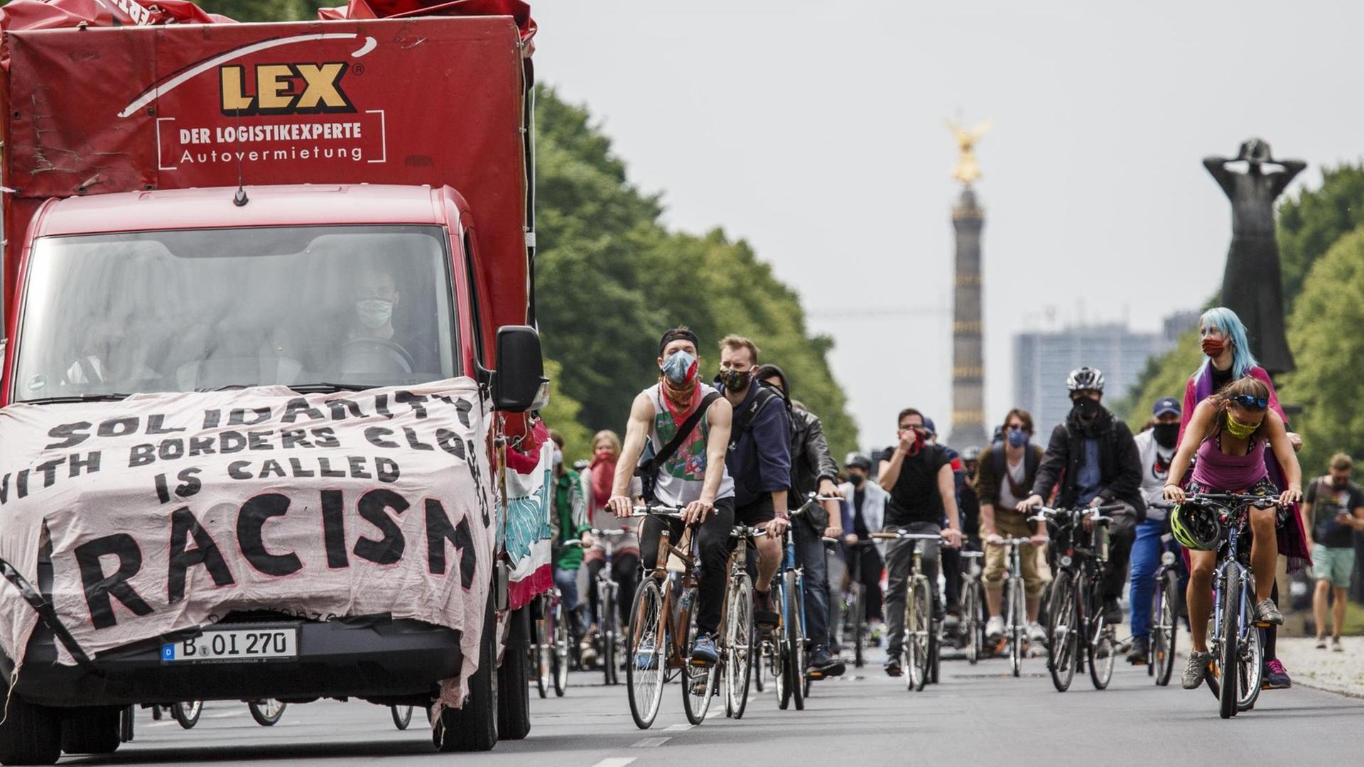 Teilnehmer einer Demonstration gegen Rassismus in Berlin Teilnehmer einer Demonstration gegen Rassismus in Berlin