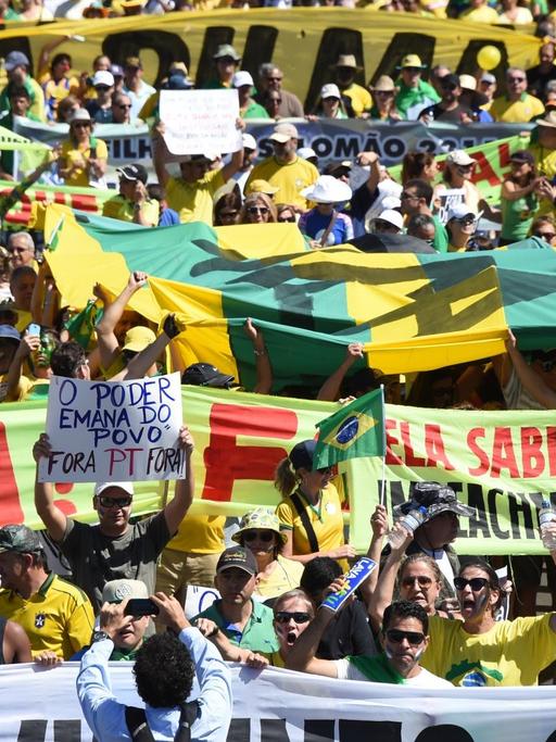 Demonstranten protestieren am 16.08.15 in der brasilianischen Hauptstadt Brasilia gegen Präsidentin Dilma Rousseff
