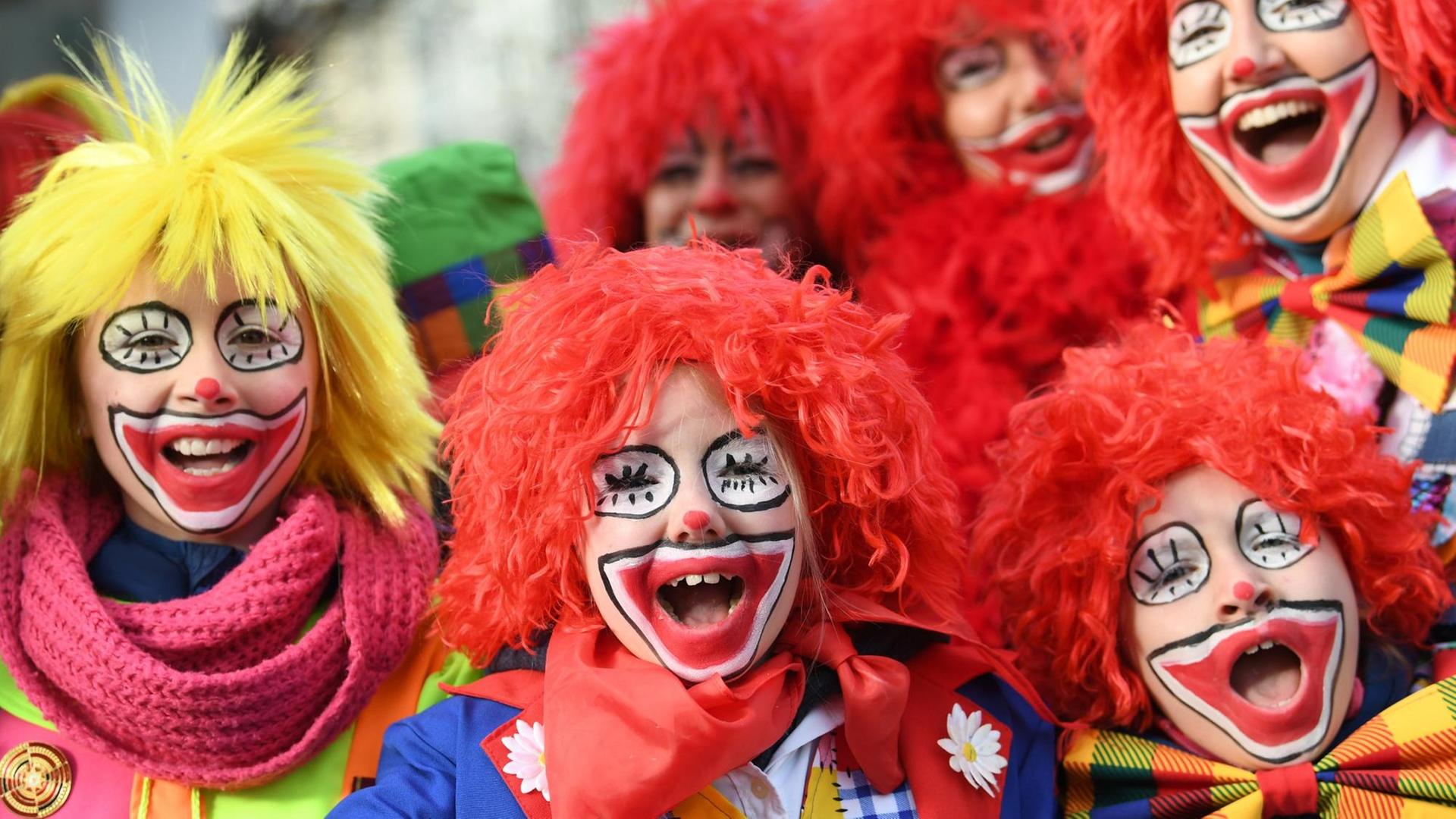12.02.2018, Nordrhein-Westfalen, Düsseldorf: Als Clowns geschminkte Karnevalisten nehmen an dem Rosenmontagszug teil. 12.02.2018, Nordrhein-Westfalen, Düsseldorf: Als Clowns geschminkte Karnevalisten nehmen an dem Rosenmontagszug teil.