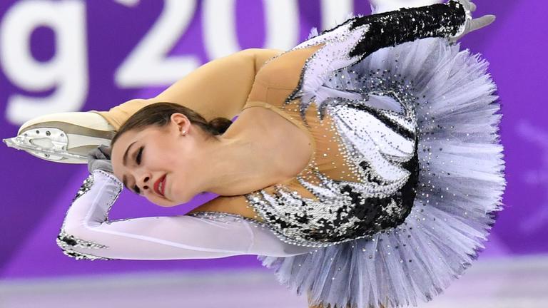 Südkorea, Gangneung: Olympia, Eiskunstlauf, Einzel, Damen, Kurzprogramm in der Gangneung Ice Arena. Alina Sagitowa vom Team «Olympische Athleten aus Russland» (OAR) in Aktion.