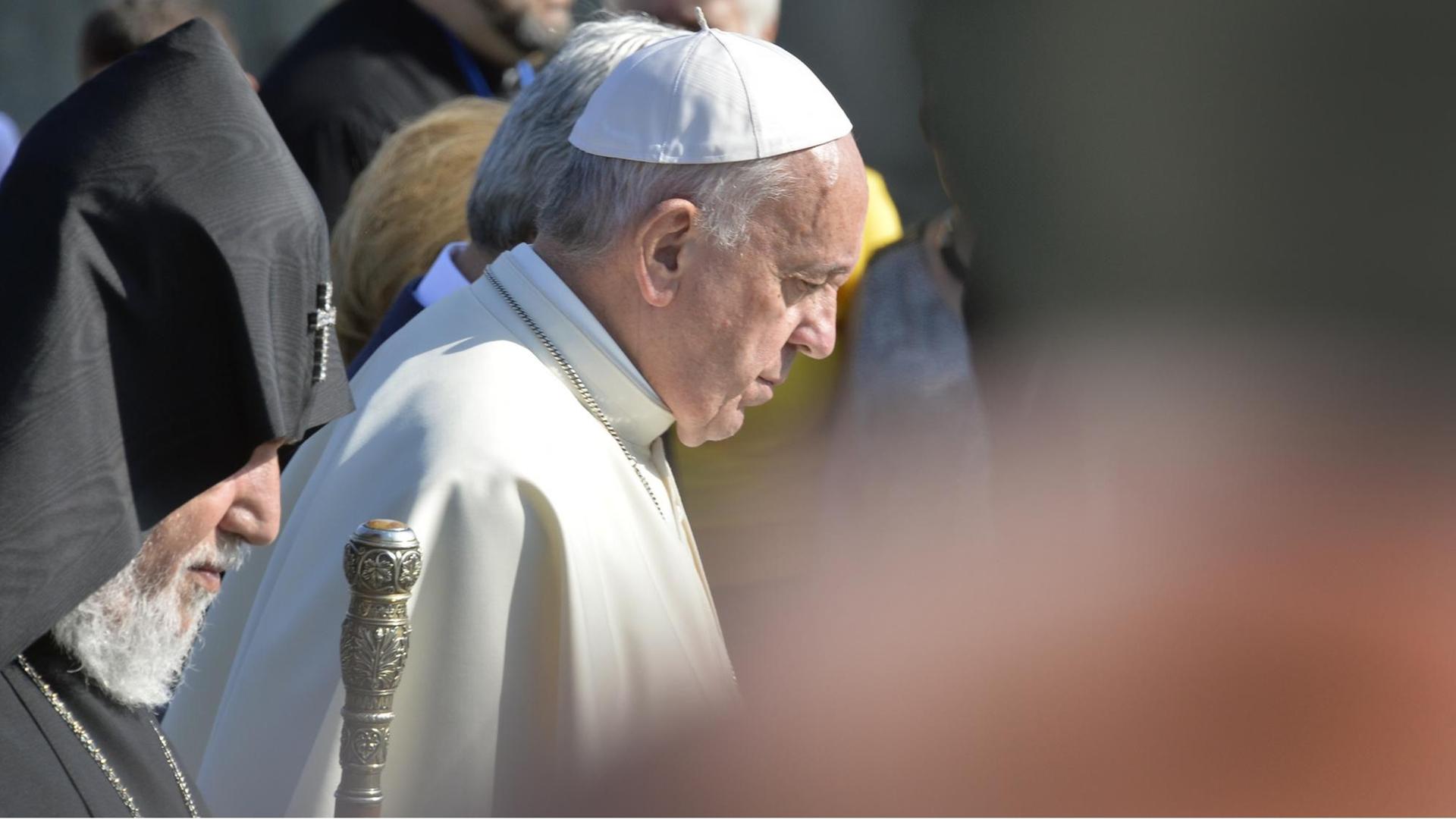 Papst Franziskus und das Oberhaupt der apostolisch-armenischen Kirche, Katholikos Karekin II., besuchen das Genozid-Mahnmal in der armenischen Hauptstadt Eriwan. Papst Franziskus und das Oberhaupt der apostolisch-armenischen Kirche, Katholikos Karekin II., besuchen das Genozid-Mahnmal in der armenischen Hauptstadt Eriwan.