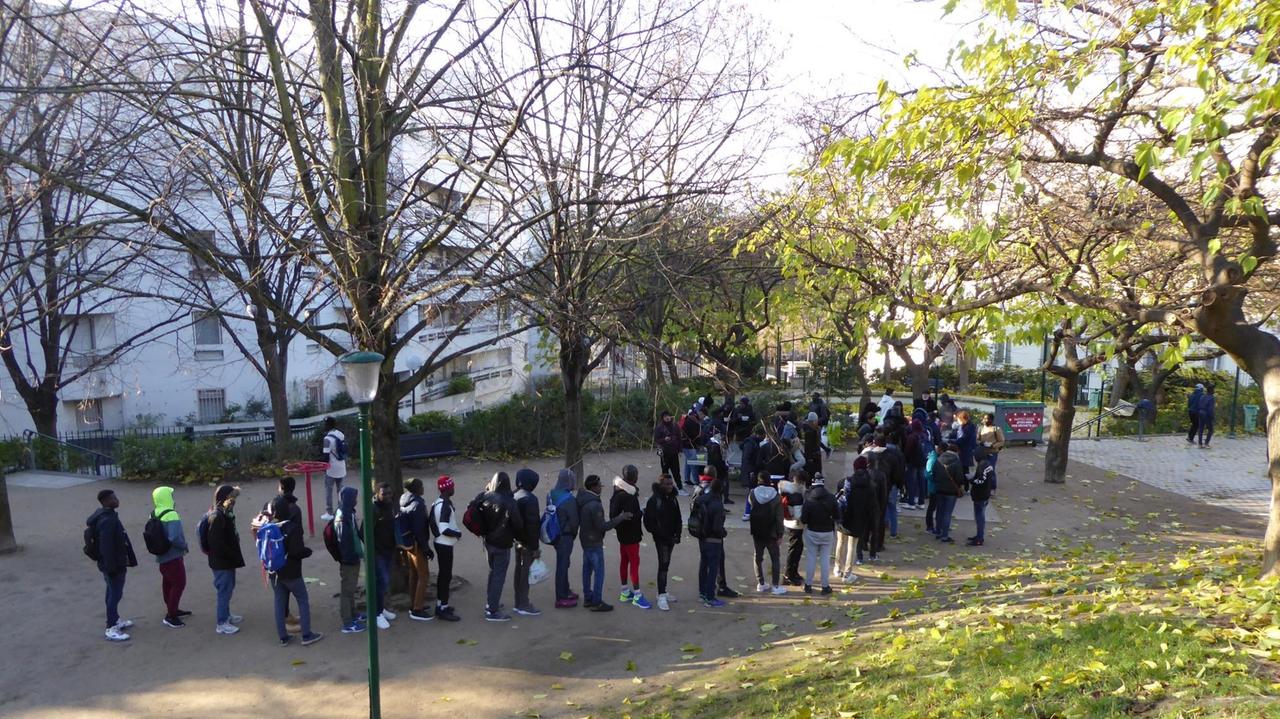 Die Suppenküche im Park ist ein Treffpunkt für viele ausländische Jungen, die in Frankreich zur Schule gehen und arbeiten möchten. Die Suppenküche im Park ist ein Treffpunkt für viele ausländische Jungen, die in Frankreich zur Schule gehen und arbeiten möchten.