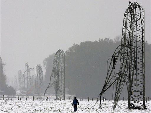 Durch einen Schneesturm abgeknickte Masten sorgten im Münsterland für Stromausfall.