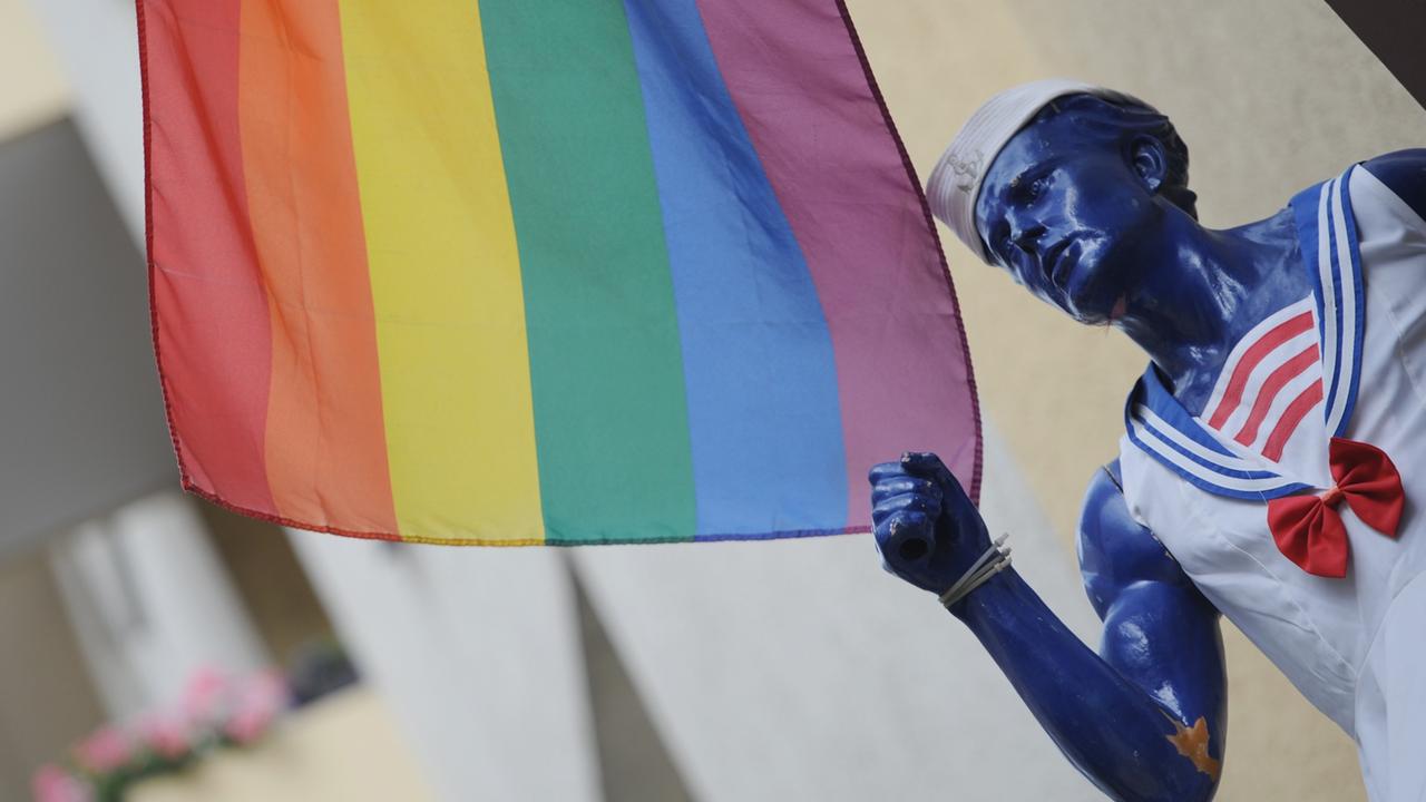 Eine Regenbogenfahne, Symbol der Lesben und Schwulen, hängt in der Innenstadt von Frankfurt am Main. 