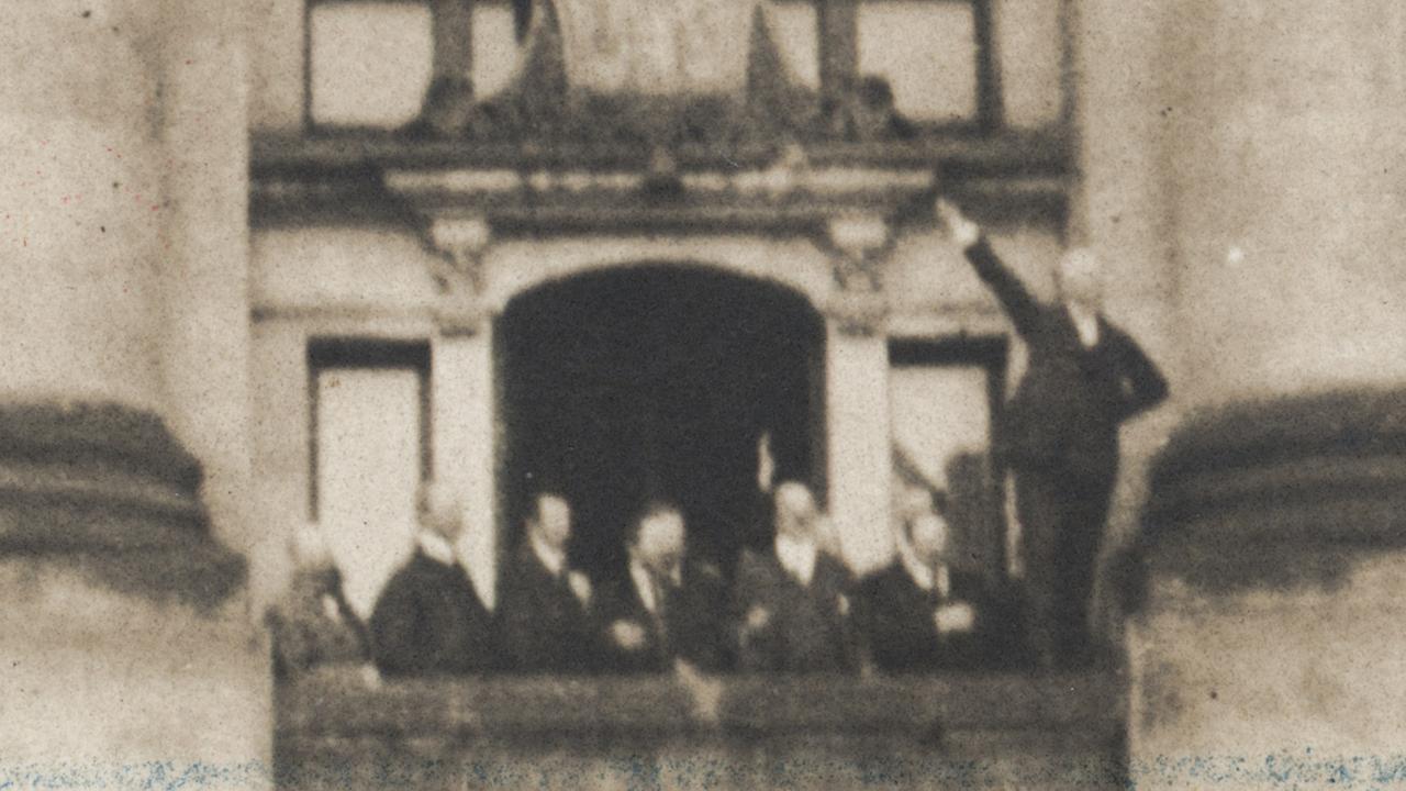 Der Sozialdemokrat Philipp Scheidemann mit erhobener Hand auf dem Westbalkon des Reichstagsgebäudes in Berlin, als er am 9. November 1918 die Republik ausruft.