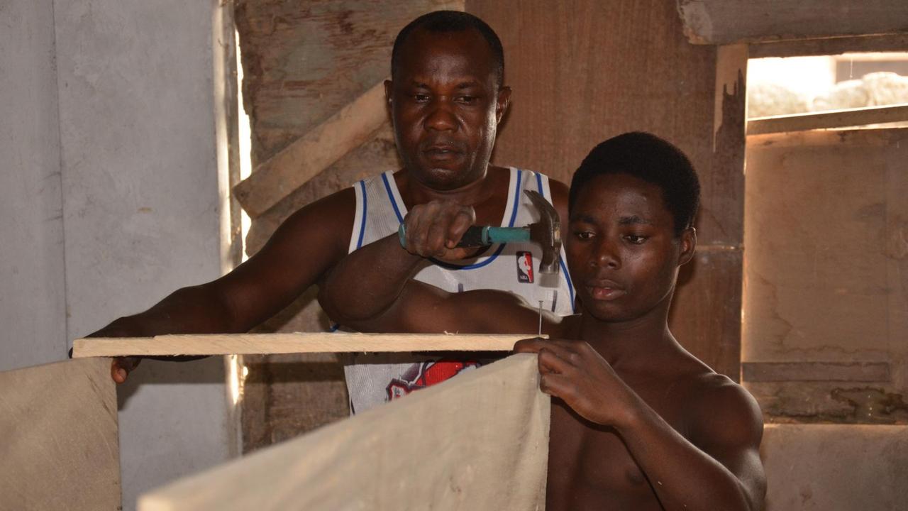 Sargbauer Daniel Mensah und sein Auszubildender Fredrick Obeng Sargbauer Daniel Mensah und sein Auszubildender Fredrick Obeng
