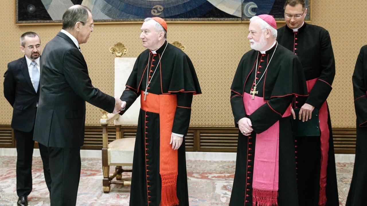 Staatssekretär Pietro Parolin (m.) und der Sekretär für die Beziehungen mit den Staaten, Paul Gallagher (r.) bei einem Treffen mit dem russischen Außenminister Sergej Lavrov (l.) Staatssekretär Pietro Parolin (m.) und der Sekretär für die Beziehungen mit den Staaten, Paul Gallagher (r.) bei einem Treffen mit dem russischen Außenminister Sergej Lavrov (l.)
