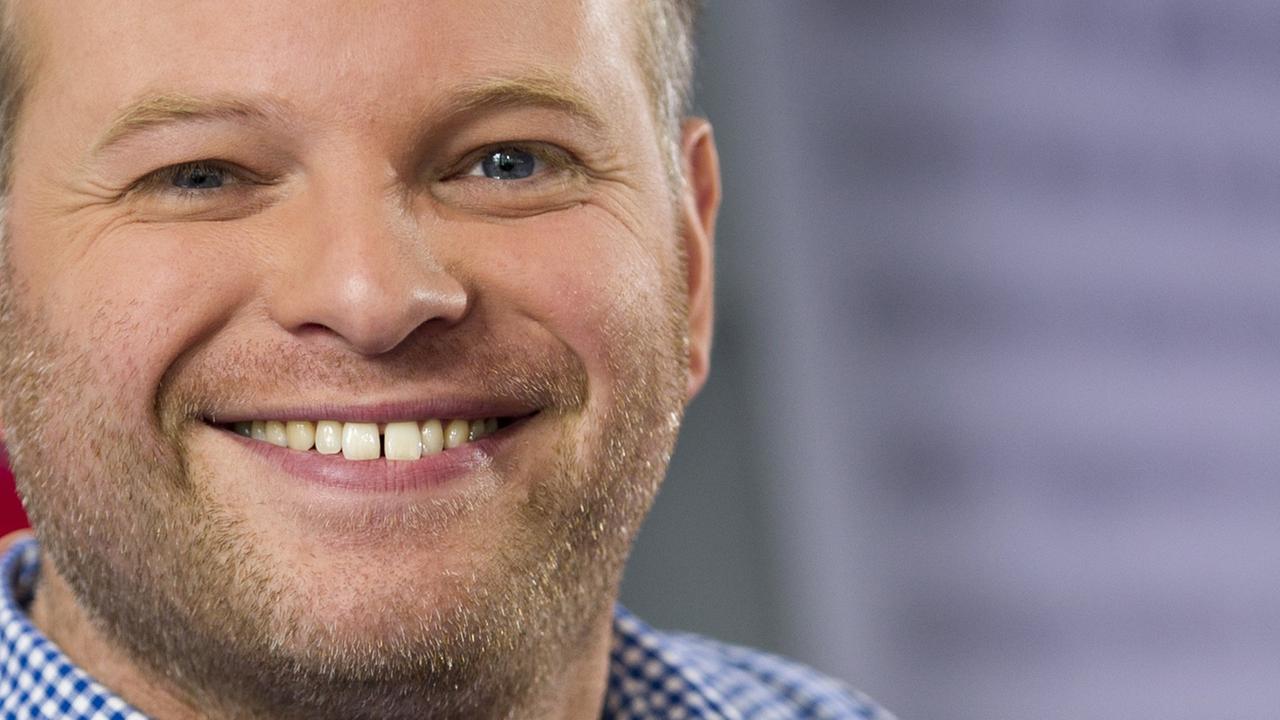 Der Schriftsteller Kristof Magnusson grinst in die Kamera Der Schriftsteller Kristof Magnusson grinst in die Kamera