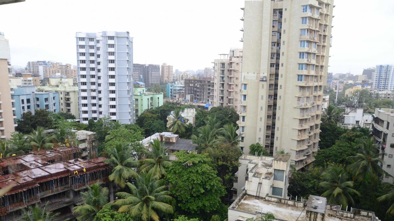 In Mumbai wohnen viele Einwohner in solchen Wohnblocks; manche stellen ihre eigenen Regeln auf.