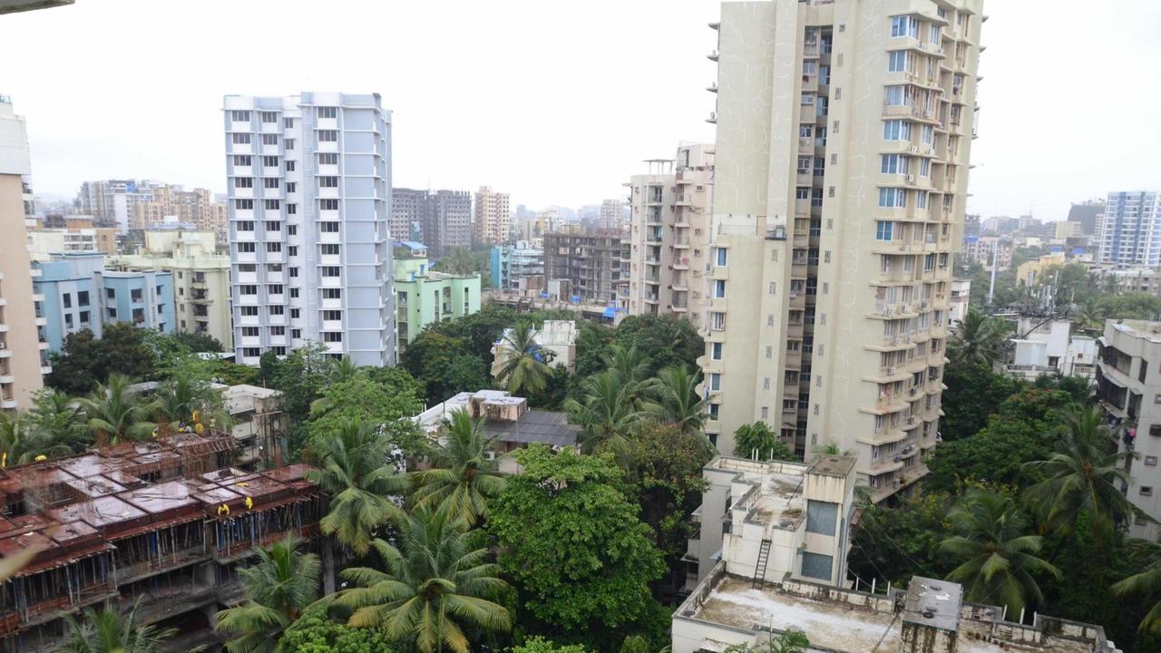 In Mumbai wohnen viele Einwohner in solchen Wohnblocks; manche stellen ihre eigenen Regeln auf. In Mumbai wohnen viele Einwohner in solchen Wohnblocks; manche stellen ihre eigenen Regeln auf.