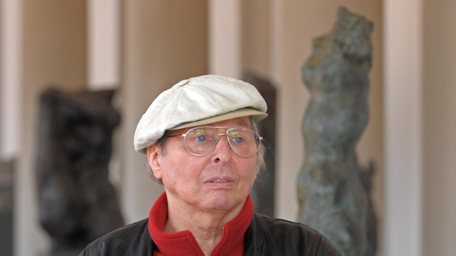 Der Bildhauer Wieland Förster steht am Dienstag (22.09.2009) in Dresden in der Skulpturensammlung im Zwinger inmitten seiner 58 Werke, die er den Staatlichen Kunstsammlungen Dresden als Stiftung überlassen hat.