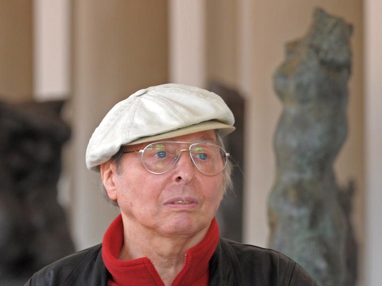 Der Bildhauer Wieland Förster steht am Dienstag (22.09.2009) in Dresden in der Skulpturensammlung im Zwinger inmitten seiner 58 Werke, die er den Staatlichen Kunstsammlungen Dresden als Stiftung überlassen hat.