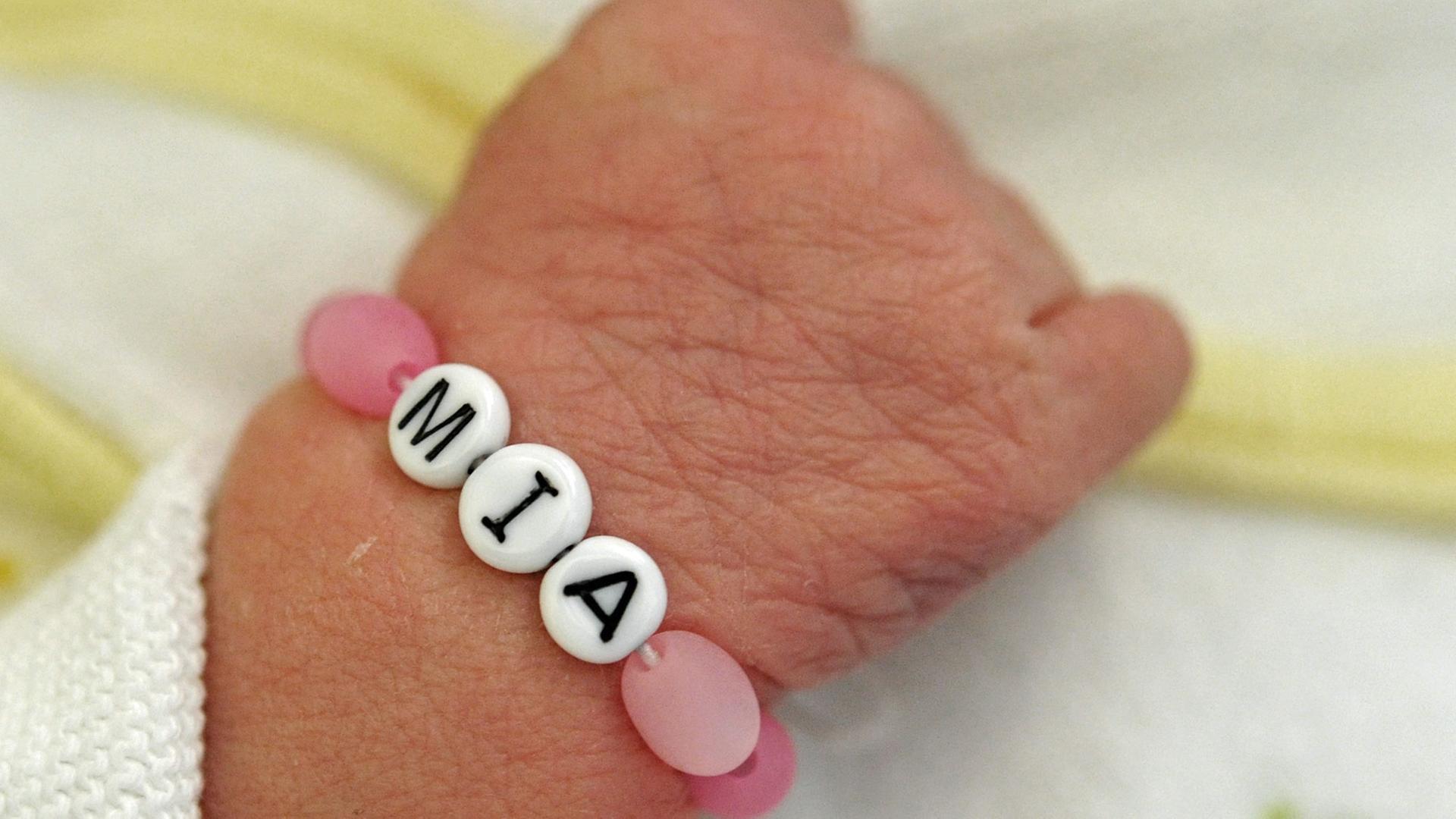 Ein zwei Tage altes Baby trägt am Donnerstag (29.12.2011) auf der Mutter-Kind-Station der Medizinischen Hochschule Hannover (MHH) ein Namensarmband "Mia". Mit nur drei Buchstaben und deutlichem Vorsprung führen Mia und Ben die Hitliste der beliebtesten Vornamen 2011 an.