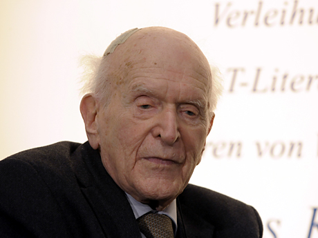 Der Schriftsteller Hans Keilson, aufgenommen nach der Verleihung des Literaturpreises der Tageszeitung "Die Welt" in Berlin. Der Schriftsteller Hans Keilson, aufgenommen nach der Verleihung des Literaturpreises der Tageszeitung "Die Welt" in Berlin.
