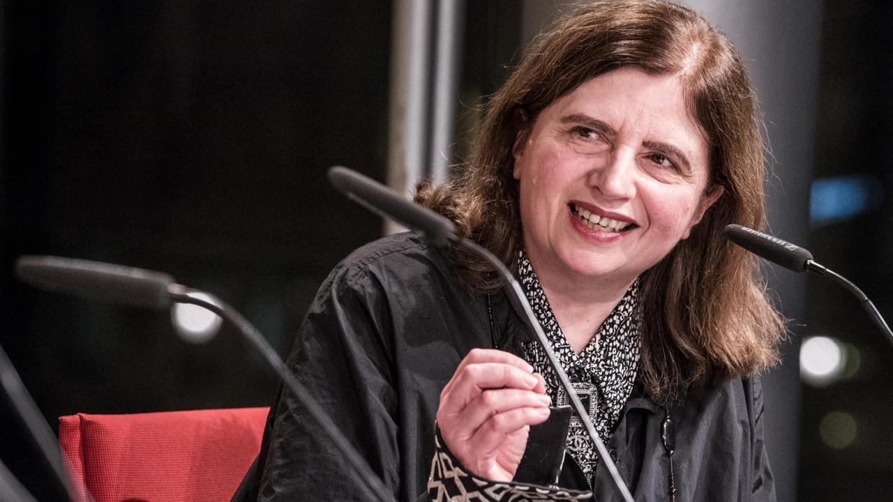 Bei einer Lesung in der Akademie der Künste wendet sich Sibylle Lewitscharoff lächelnd ihren Mitstreitern auf der Bühne zu. Bei einer Lesung in der Akademie der Künste wendet sich Sibylle Lewitscharoff lächelnd ihren Mitstreitern auf der Bühne zu.