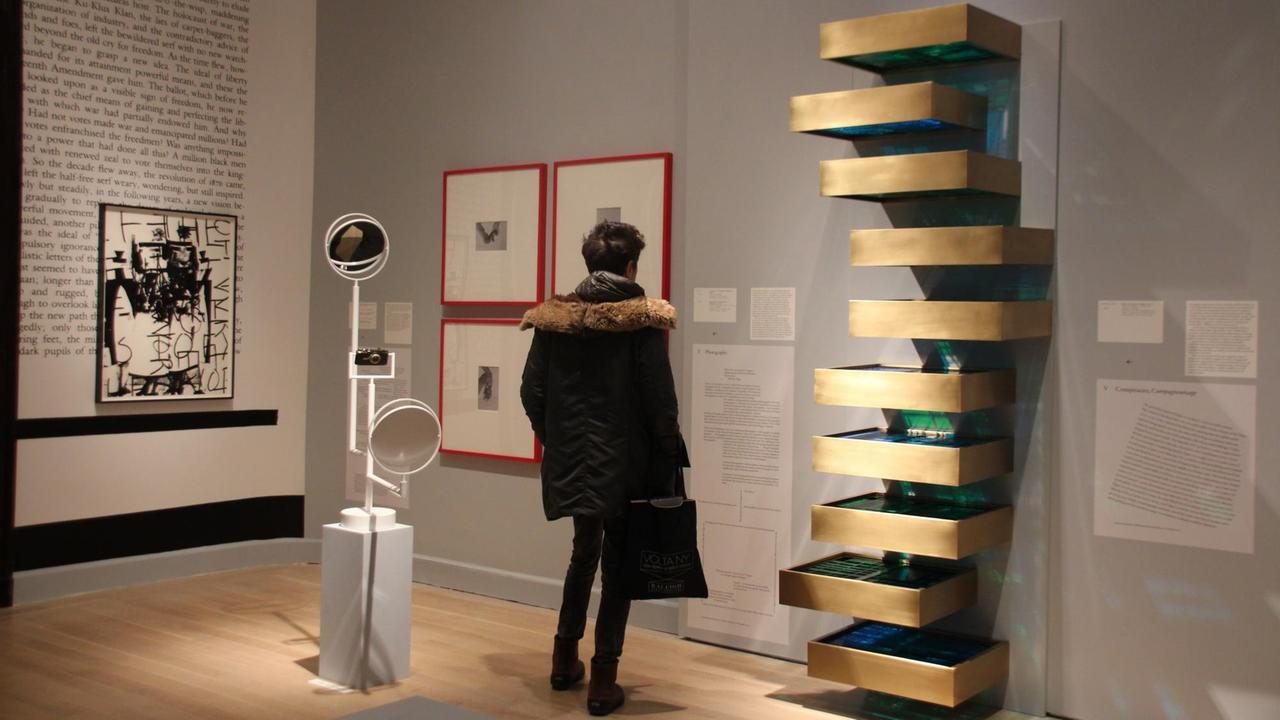 Ein Besucher schaut sich am 16.03.2017 in der Ausstellung «The Arcades: Contemporary Art and Walter Benjamin» im Jewish Museum in New York (USA) um. Es ist eine Schau zum letzten Buch des deutschen Philosophen Walter Benjamin (1892-1940): «Das Passagen-Werk».(zu dpa New Yorker Jewish Museum zeigt Teddybären und Walter Benjamin vom 18.03.2017) Foto: Christina Horsten/dpa | Verwendung weltweit Ein Besucher schaut sich am 16.03.2017 in der Ausstellung «The Arcades: Contemporary Art and Walter Benjamin» im Jewish Museum in New York (USA) um. Es ist eine Schau zum letzten Buch des deutschen Philosophen Walter Benjamin (1892-1940): «Das Passagen-Werk».(zu dpa New Yorker Jewish Museum zeigt Teddybären und Walter Benjamin vom 18.03.2017) Foto: Christina Horsten/dpa | Verwendung weltweit