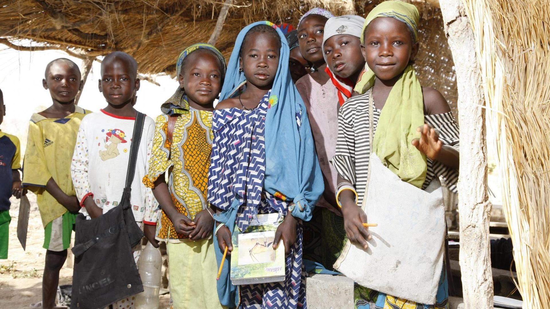 Schulkinder während des Unterrichtes, am Lagdo See, Nordkamerun, Kamerun, Afrika Schulkinder während des Unterrichtes, am Lagdo See, Nordkamerun, Kamerun, Afrika