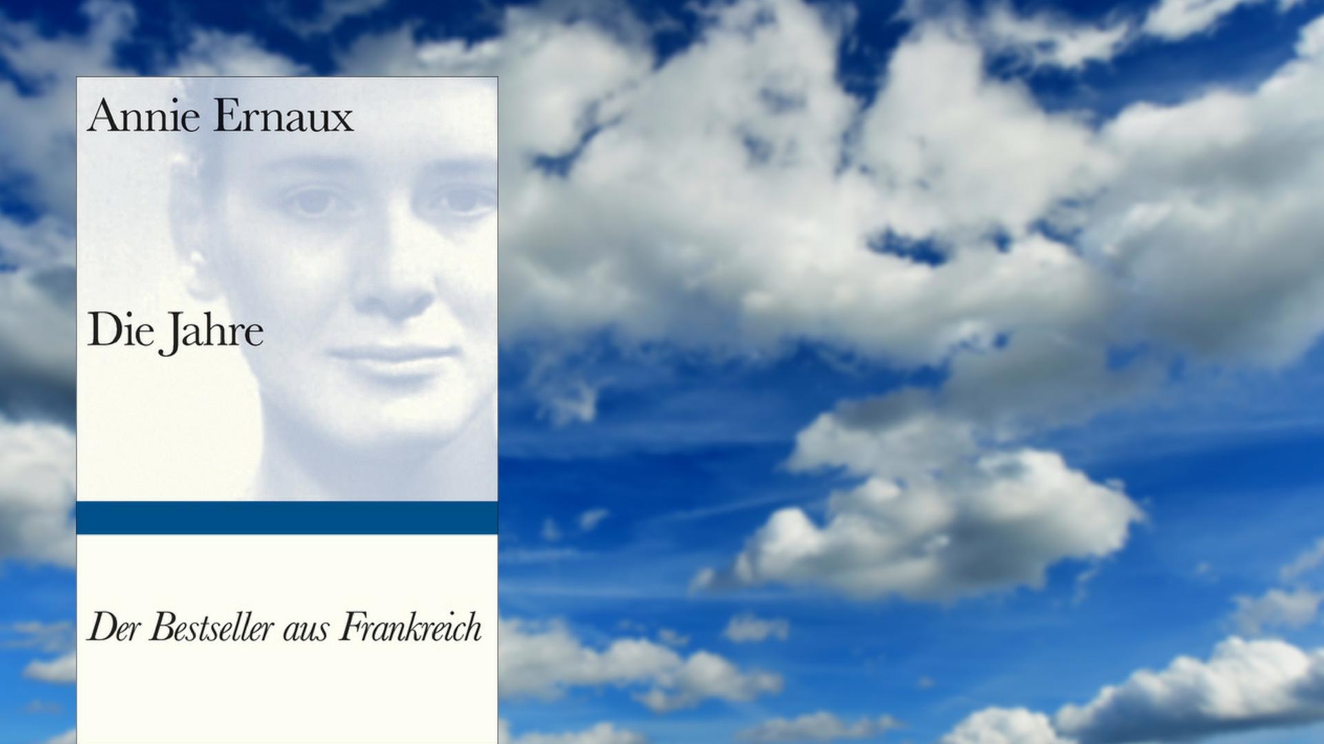 Buchcover "Die Jahre" von Annie Ernaux, im Hintergrund ein Wolkenhimmel