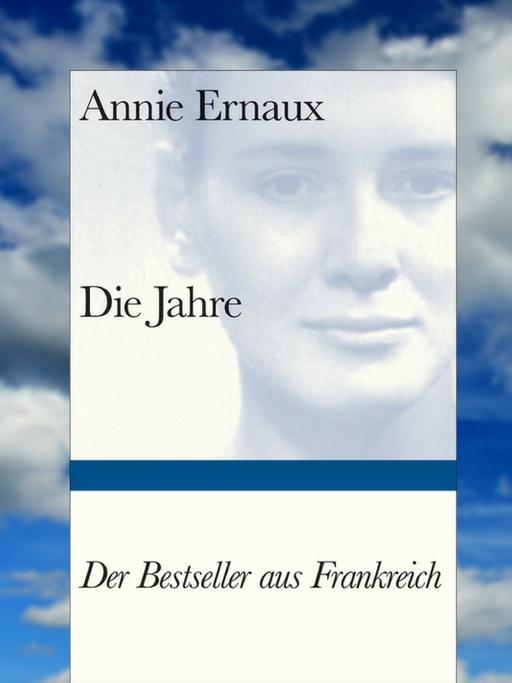 Buchcover "Die Jahre" von Annie Ernaux, im Hintergrund ein Wolkenhimmel