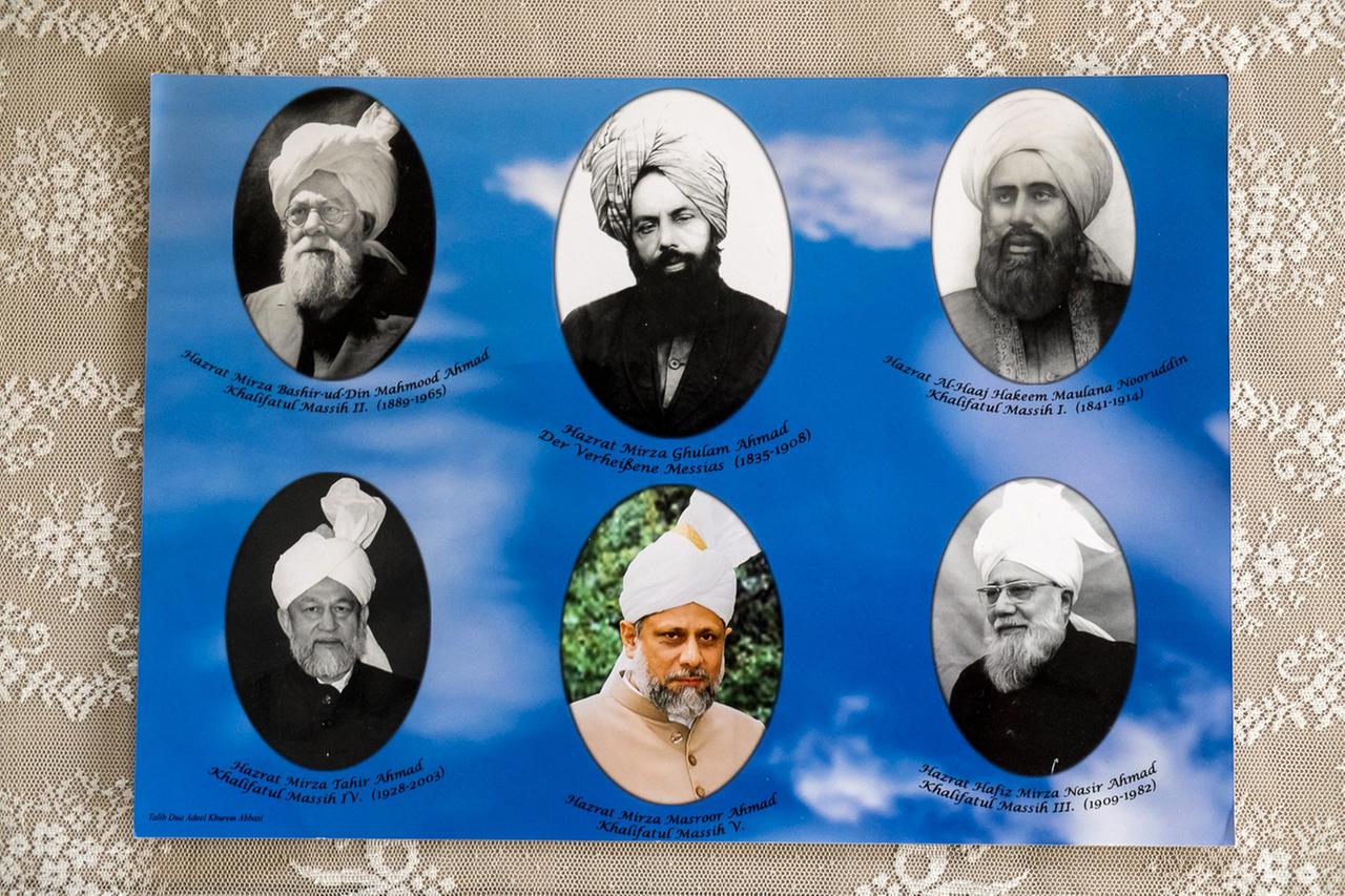 Der Gründer der Ahmadiyya-Gemeinde (Mitte, oben) und die Kalifen seither Der Gründer der Ahmadiyya-Gemeinde (Mitte, oben) und die Kalifen seither