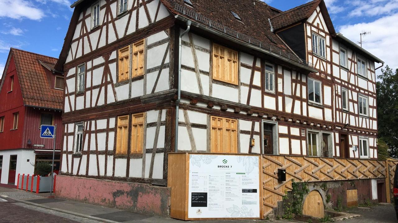 Ein leerstehendes Fachwerkhaus an der "Brücke 7" ist mit hellem Holz markiert Ein leerstehendes Fachwerkhaus an der "Brücke 7" ist mit hellem Holz markiert