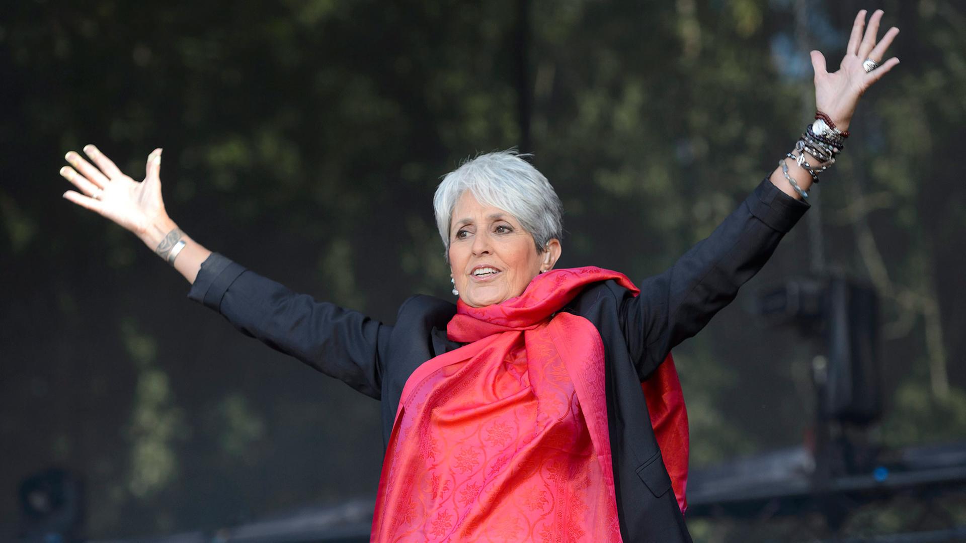 Die US-amerikanische Folksängerin Joan Baez auf dem 40. Paleo Festival in Nyon, Switzerland am 25 July 2015. Die US-amerikanische Folksängerin Joan Baez auf dem 40. Paleo Festival in Nyon, Switzerland am 25 July 2015.