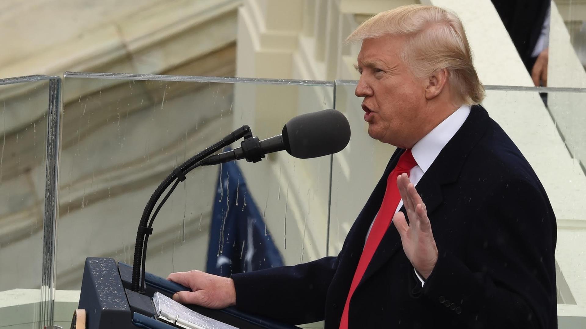 US-Präsident Donald Trump hält am Capitol in Washington seine erste Rede nach der Vereidigung als 45. Präsident der Vereinigten Staaten. US-Präsident Donald Trump hält am Capitol in Washington seine erste Rede nach der Vereidigung als 45. Präsident der Vereinigten Staaten.