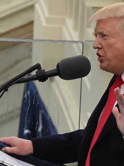 US-Präsident Donald Trump hält am Capitol in Washington seine erste Rede nach der Vereidigung als 45. Präsident der Vereinigten Staaten.