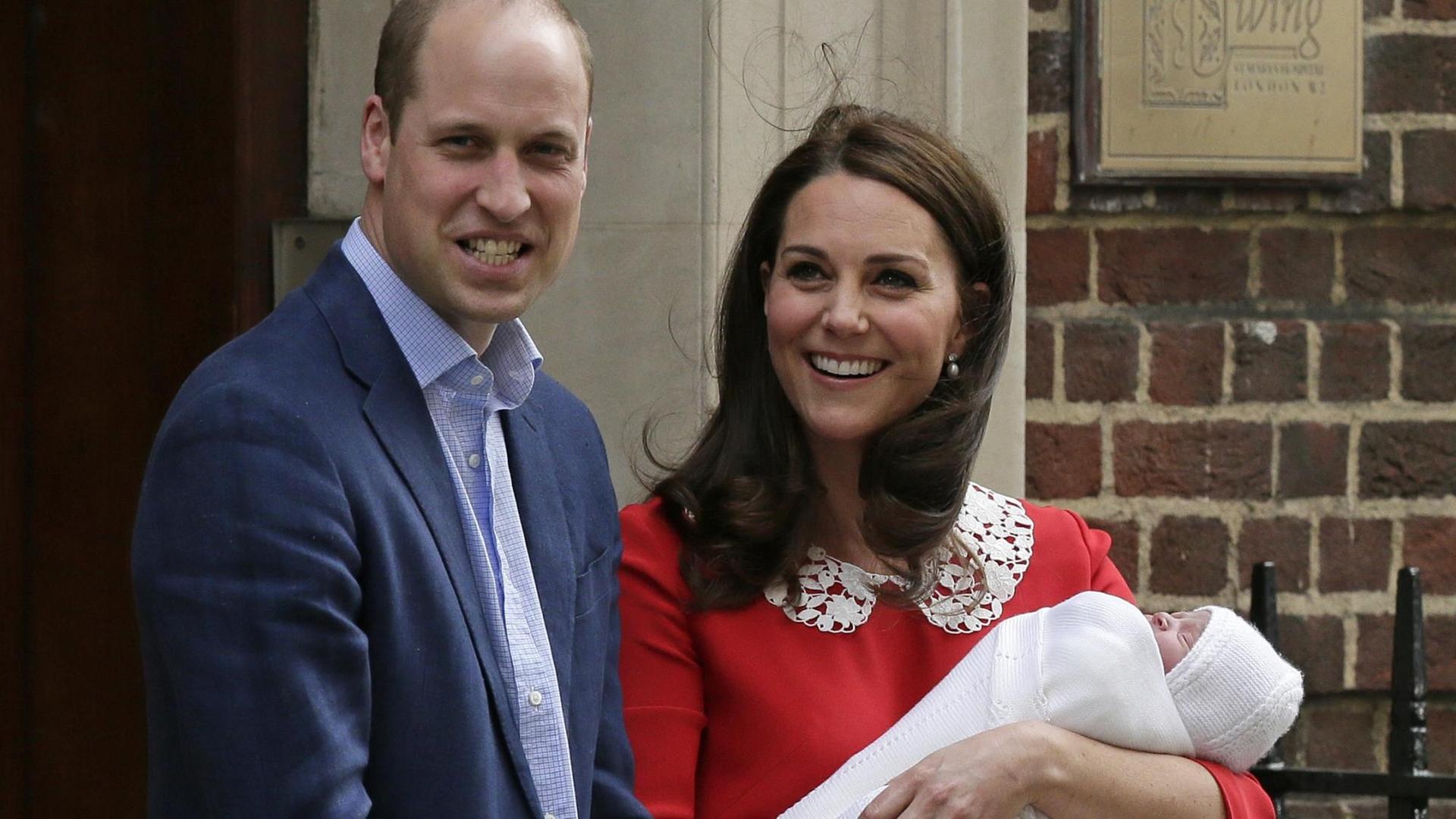Prinz William und Herzogin Kate zeigen ihr 3. Kind den Fotografen. Prinz William und Herzogin Kate zeigen ihr 3. Kind den Fotografen.