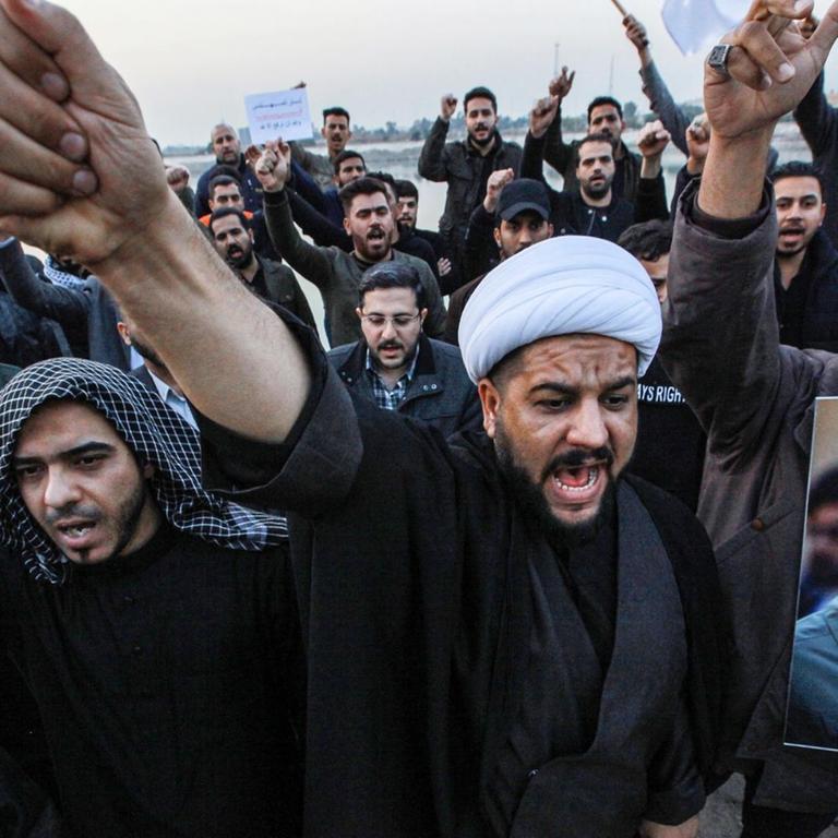 Teilnehmer einer Demonstration rufen Slogans während eines Protestes gegen einen US-Luftangriff im Irak, bei dem der iranische General Soleimani getötet wurde. 