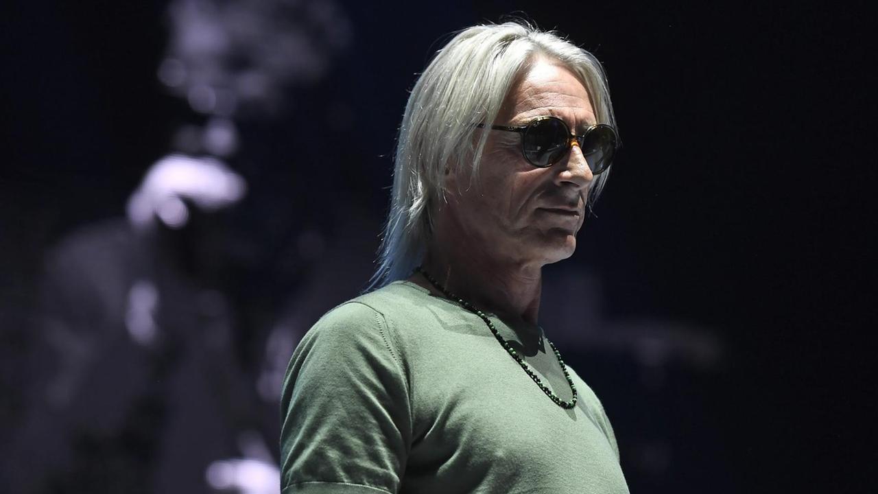 Paul Weller mit Sonnenbrille und langen, grauen Haaren. Paul Weller mit Sonnenbrille und langen, grauen Haaren.