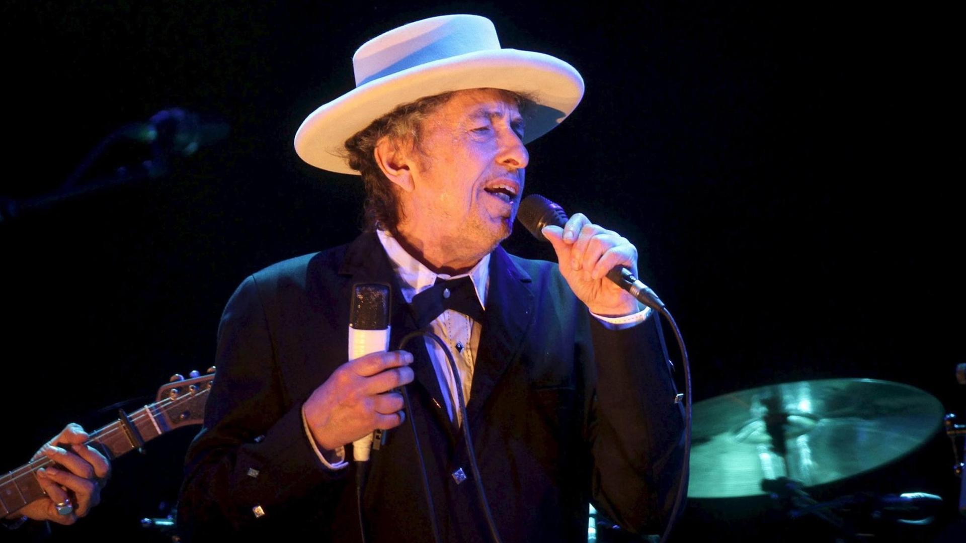 epa03306111 US musician Bob Dylan performs on stage during his concert on the second day of Benicassim International Music Festival (FIB) in Benicassim, Castellon, eastern Spain, 13 July 2012. EPA/DOMENECH CASTELLO | epa03306111 US musician Bob Dylan performs on stage during his concert on the second day of Benicassim International Music Festival (FIB) in Benicassim, Castellon, eastern Spain, 13 July 2012. EPA/DOMENECH CASTELLO |