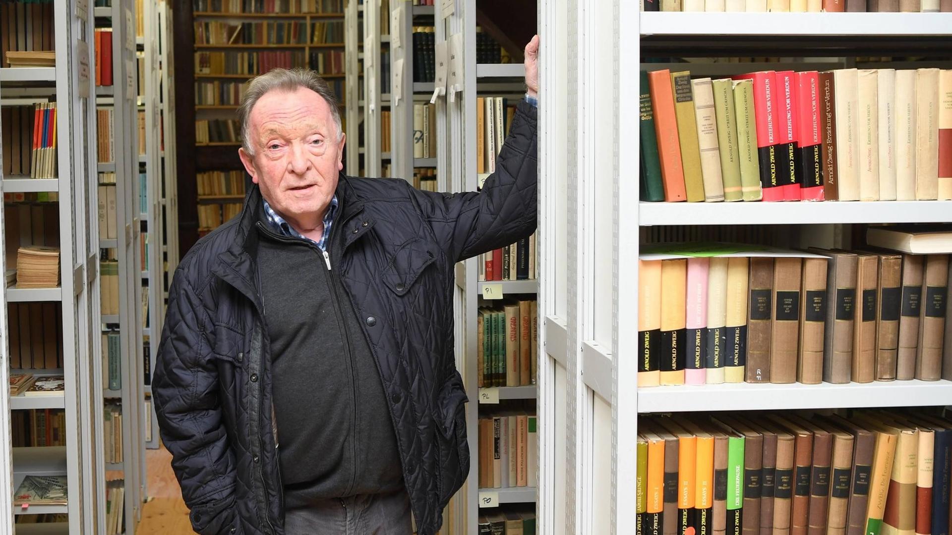 Peter Sodann steht inmitten von Buchregalen seiner Sammlung von Büchern, die in der DDR erschienen sind. Peter Sodann steht inmitten von Buchregalen seiner Sammlung von Büchern, die in der DDR erschienen sind.