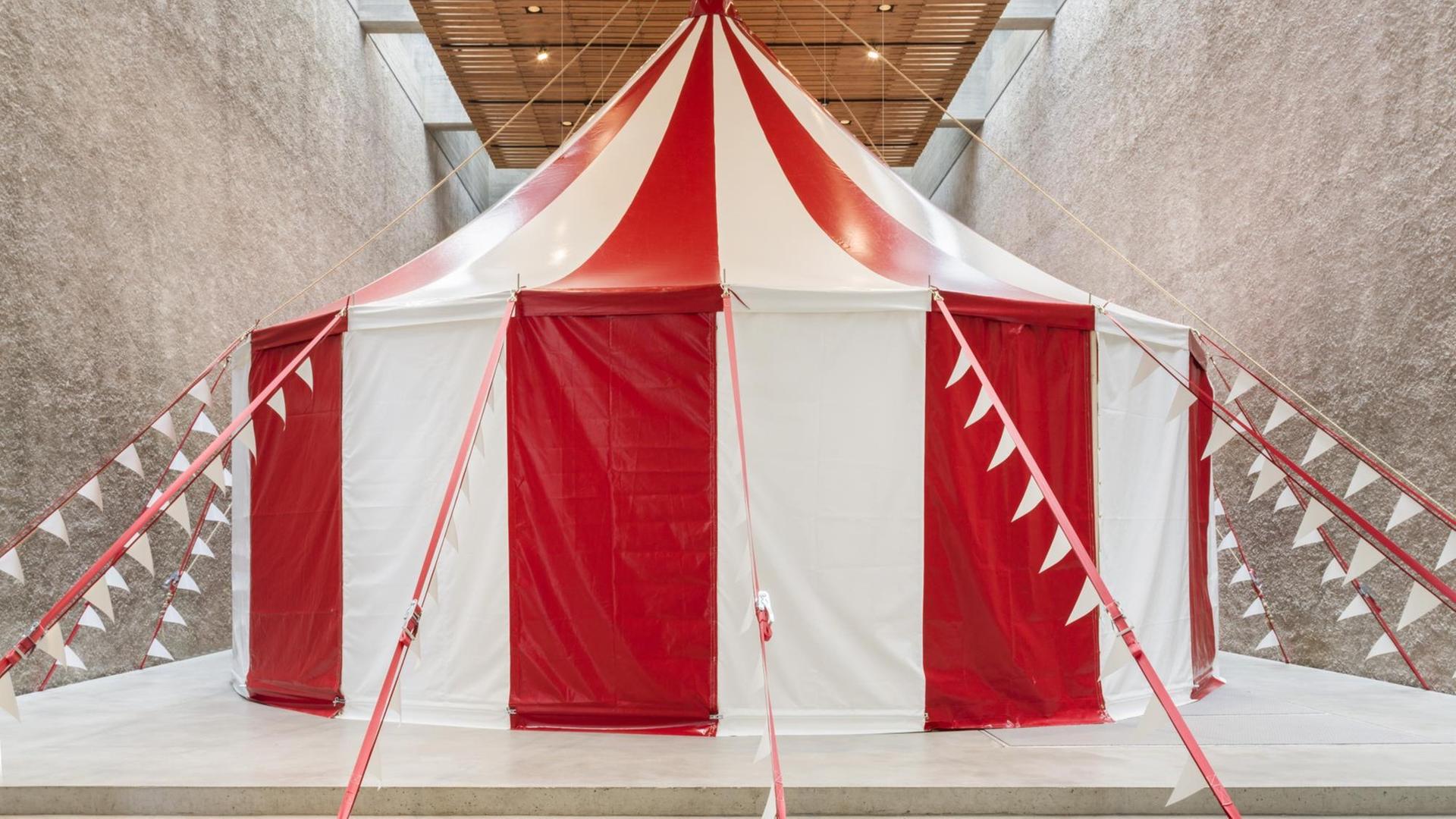 Zirkuszelt in der Kirche, Installation von Kathryn Andrews