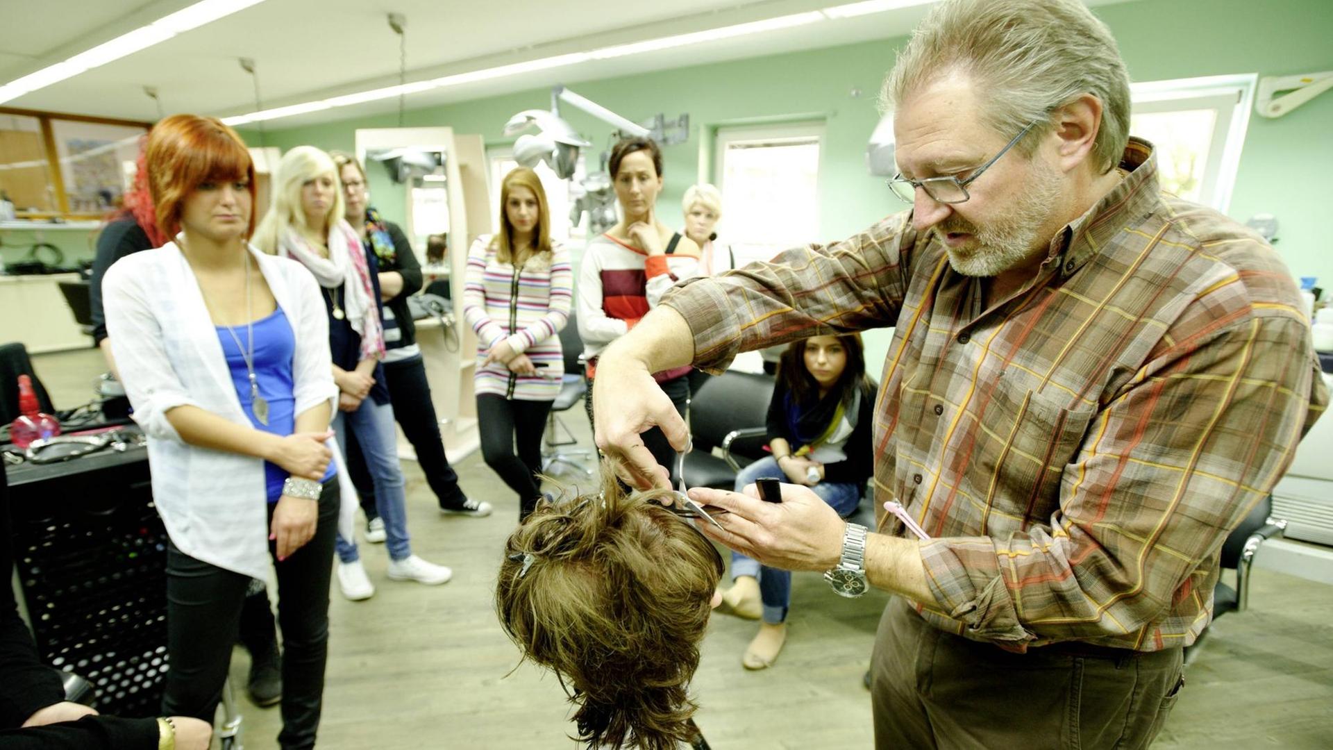 Bildnummer: 57963948 Datum: 04.05.2012 Copyright: imago/Rainer Unkel DEU , DEUTSCHLAND : Junge Frauen und ihr Ausbilder bei der Ausbildung im Beruf Friseur Bildnummer: 57963948 Datum: 04.05.2012 Copyright: imago/Rainer Unkel DEU , DEUTSCHLAND : Junge Frauen und ihr Ausbilder bei der Ausbildung im Beruf Friseur