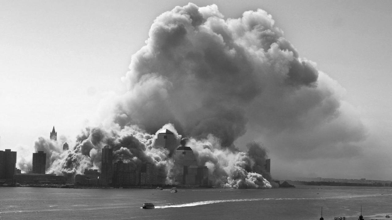 In einer dicken Rauchwolke verschwinden die einstürzenden Türme des World Trade Center in New York nach dem Anschlag am 11.9.2001. In einer dicken Rauchwolke verschwinden die einstürzenden Türme des World Trade Center in New York nach dem Anschlag am 11.9.2001.