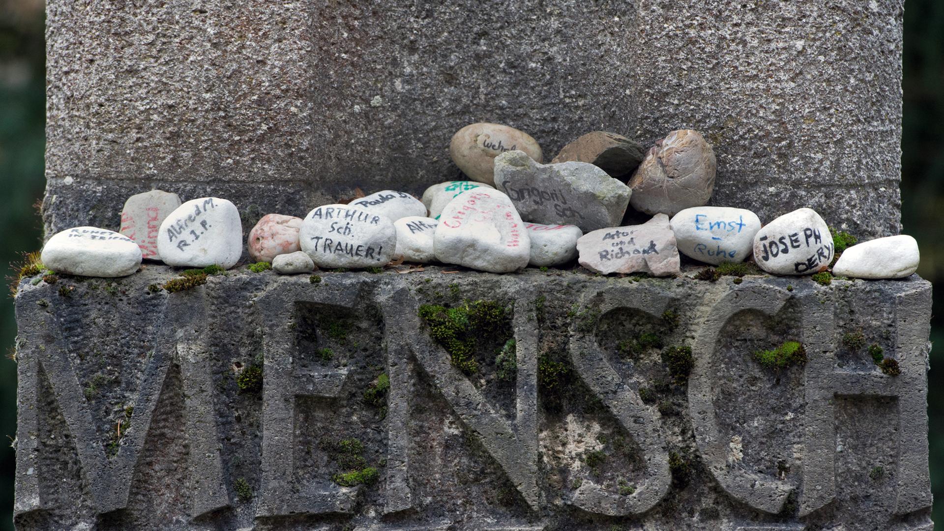 Beschriftete Steine erinnern auf dem Friedhof der Gedenkstätte Hadamar in Hessen an die hier bestatteten Opfer der NS-Euthanasie-Morde. Während der NS-Zeit wurden in der "Landesheilanstalt Hadamar" 15.000 Menschen ermordet und verbrannt. Beschriftete Steine erinnern auf dem Friedhof der Gedenkstätte Hadamar in Hessen an die hier bestatteten Opfer der NS-Euthanasie-Morde. Während der NS-Zeit wurden in der "Landesheilanstalt Hadamar" 15.000 Menschen ermordet und verbrannt.