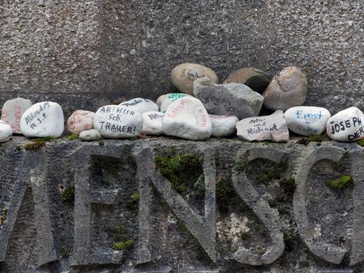 Beschriftete Steine erinnern auf dem Friedhof der Gedenkstätte Hadamar in Hessen an die hier bestatteten Opfer der NS-Euthanasie-Morde. Während der NS-Zeit wurden in der "Landesheilanstalt Hadamar" 15.000 Menschen ermordet und verbrannt.