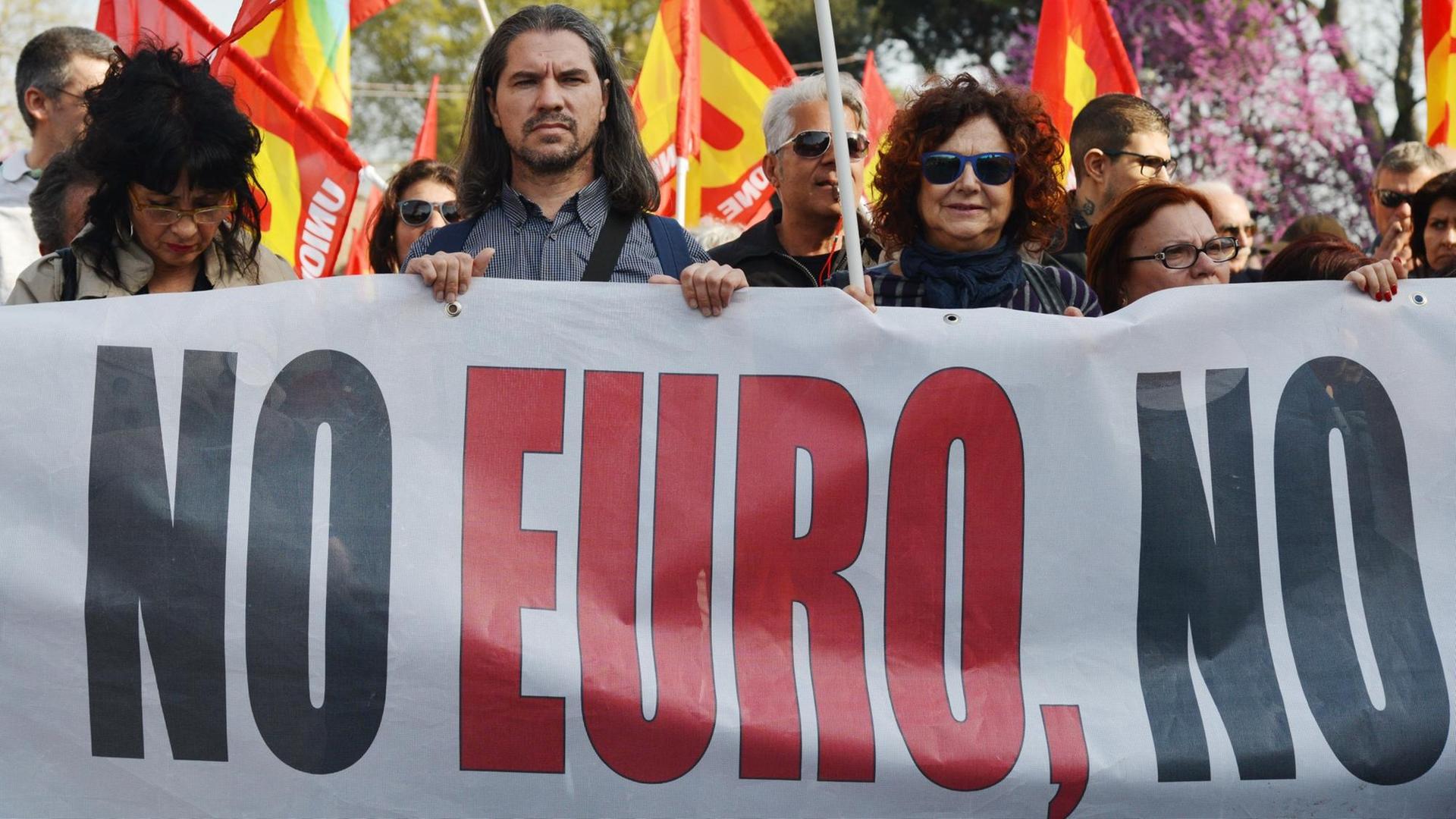Demonstranten mit Anti-EU und Anti-Euro Plakaten in Rom.