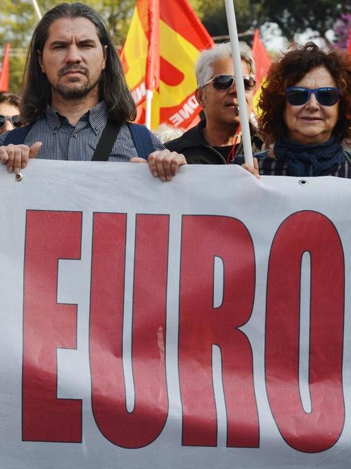 Demonstranten mit Anti-EU und Anti-Euro Plakaten in Rom.